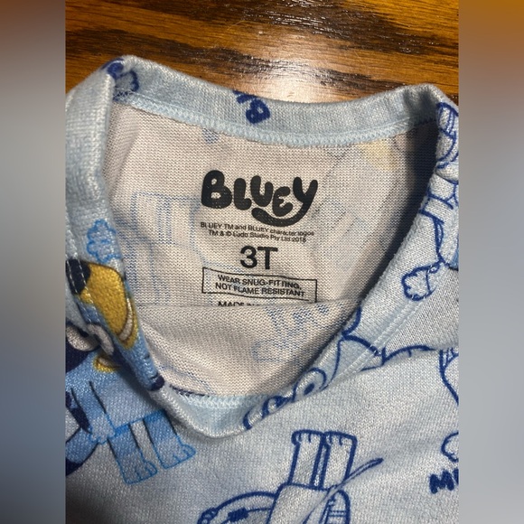 Bluey and friends pajama set snug fit size 3T unisex - Picture 3 of 7
